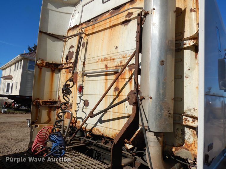 image for item IO9556 1999 Volvo VN  semi truck