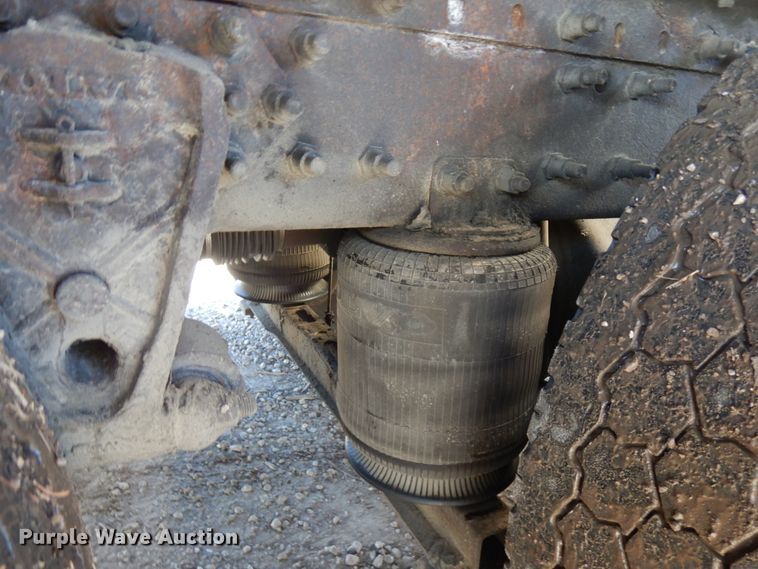 image for item IO9556 1999 Volvo VN  semi truck