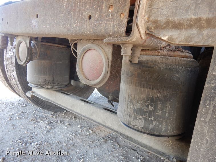 image for item IO9556 1999 Volvo VN  semi truck