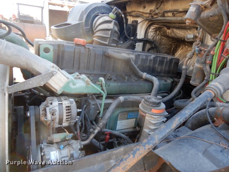 image for item IO9556 1999 Volvo VN  semi truck