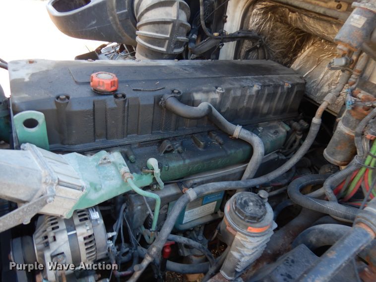 image for item IO9556 1999 Volvo VN  semi truck