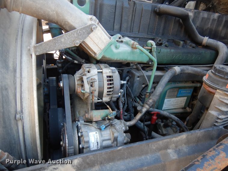 image for item IO9556 1999 Volvo VN  semi truck