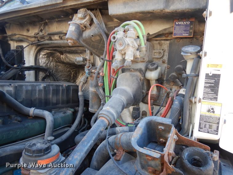 image for item IO9556 1999 Volvo VN  semi truck