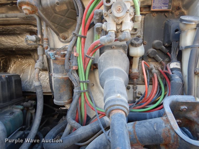 image for item IO9556 1999 Volvo VN  semi truck