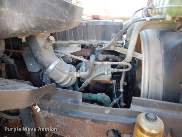 image for item IO9556 1999 Volvo VN  semi truck