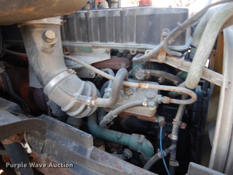 image for item IO9556 1999 Volvo VN  semi truck