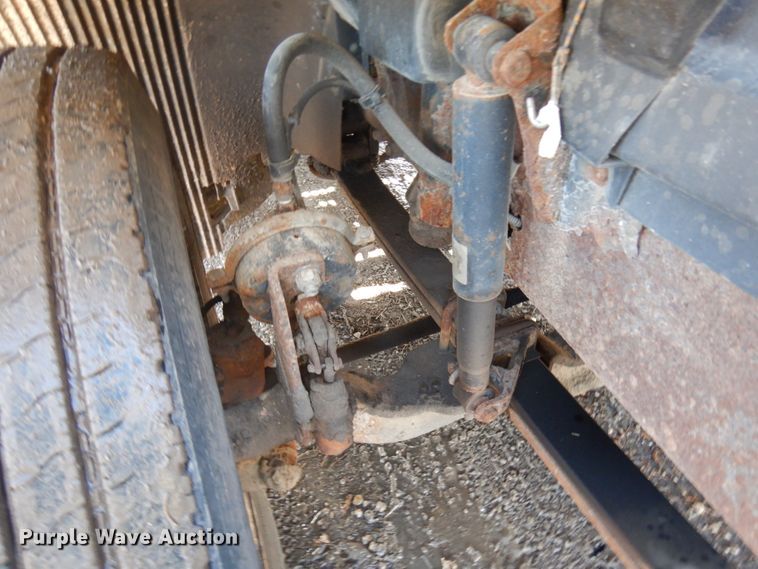 image for item IO9556 1999 Volvo VN  semi truck