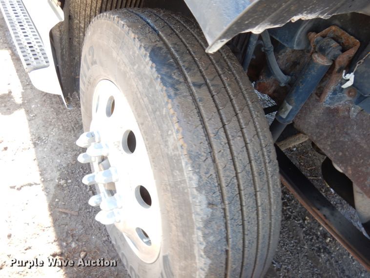 image for item IO9556 1999 Volvo VN  semi truck