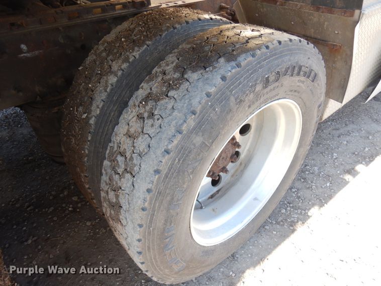 image for item IO9556 1999 Volvo VN  semi truck