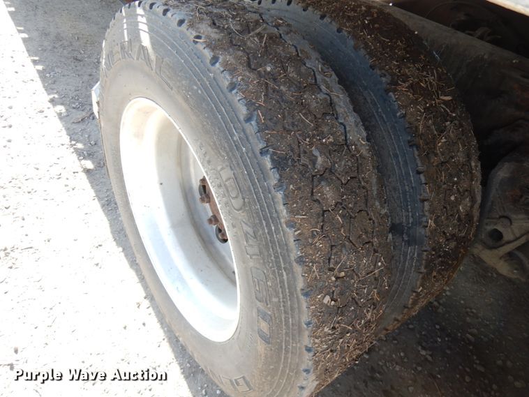 image for item IO9556 1999 Volvo VN  semi truck