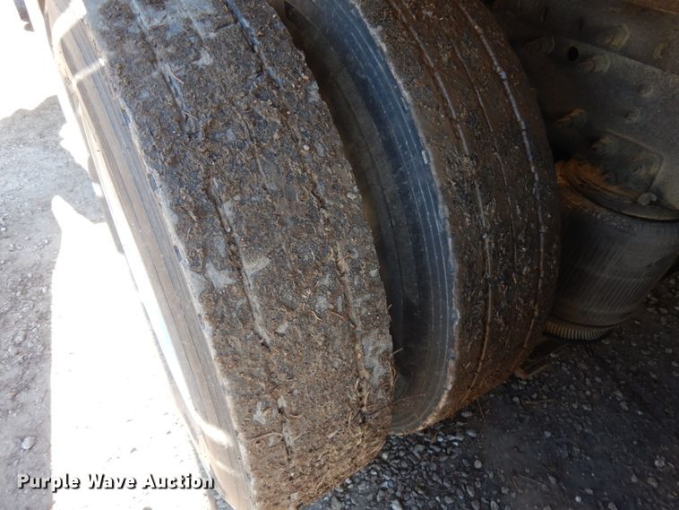 image for item IO9556 1999 Volvo VN  semi truck