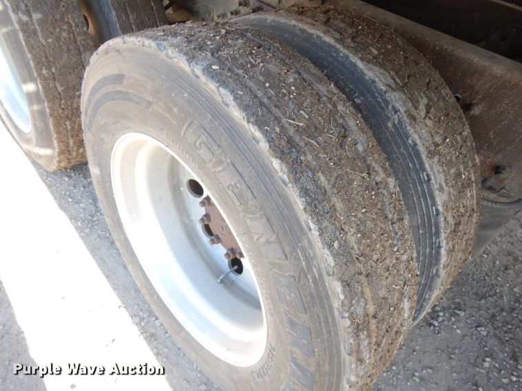 image for item IO9556 1999 Volvo VN  semi truck