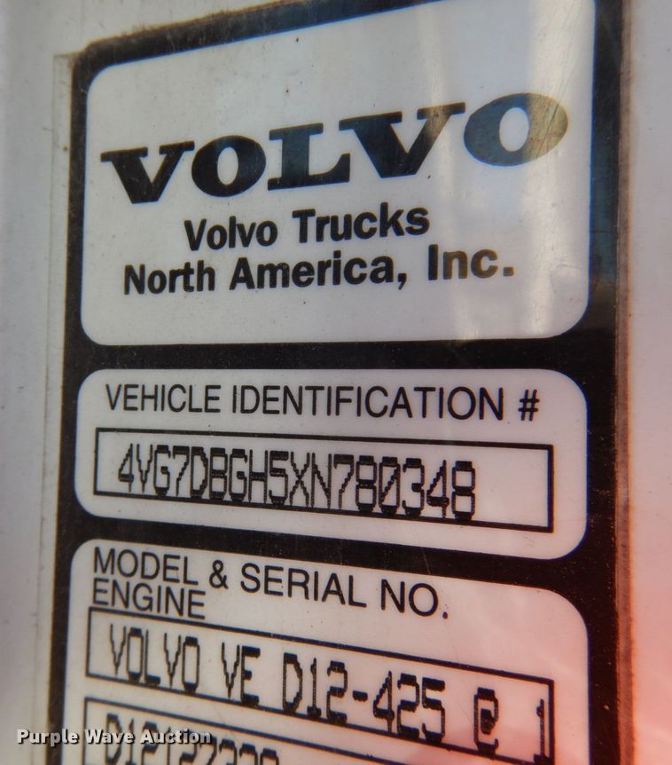 image for item IO9556 1999 Volvo VN  semi truck