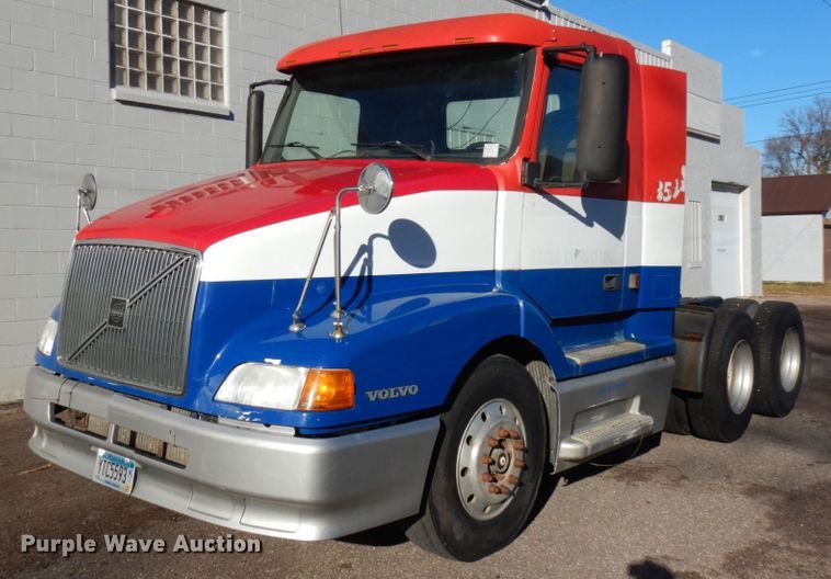 image for item IO9584 1999 Volvo VN  semi truck