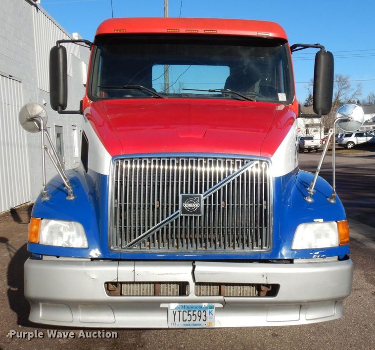 image for item IO9584 1999 Volvo VN  semi truck