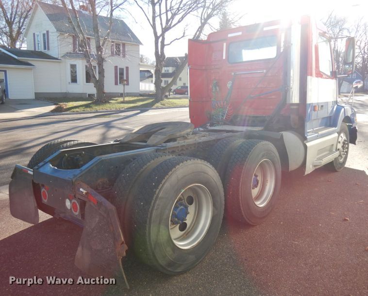 image for item IO9584 1999 Volvo VN  semi truck