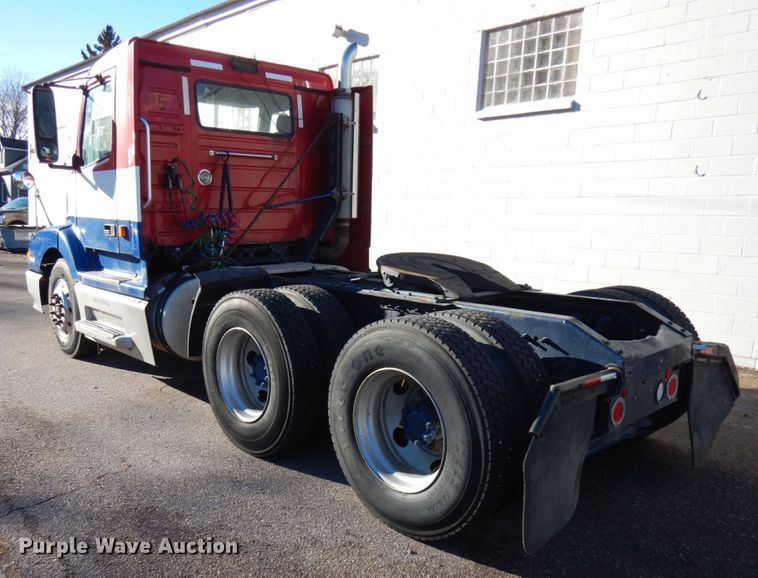 image for item IO9584 1999 Volvo VN  semi truck