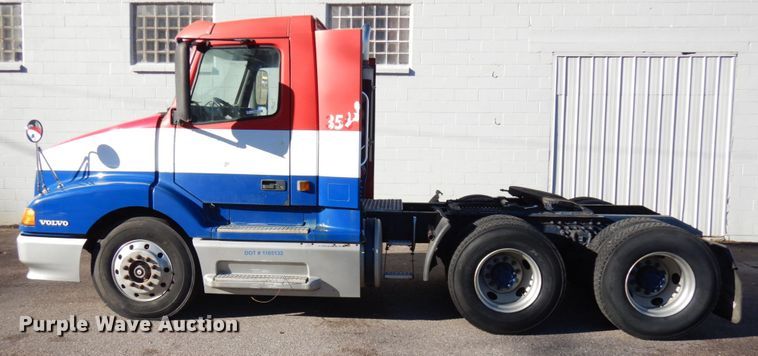 image for item IO9584 1999 Volvo VN  semi truck