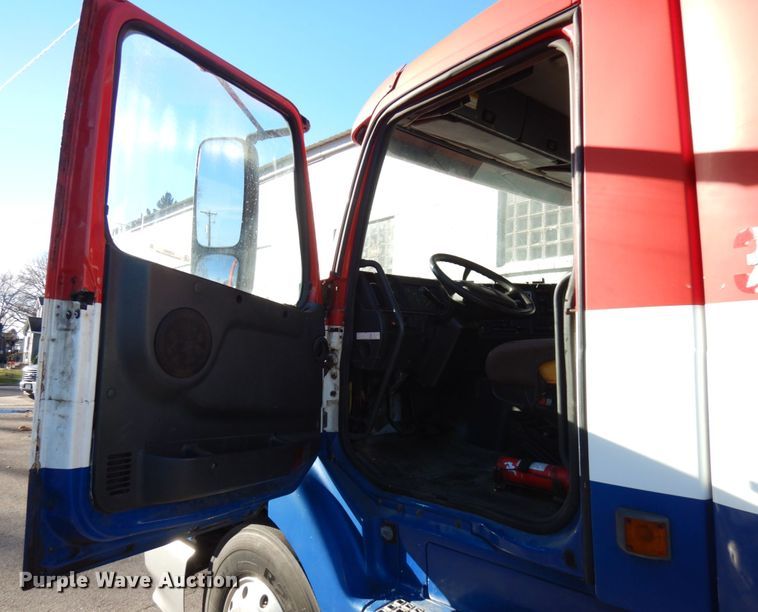 image for item IO9584 1999 Volvo VN  semi truck