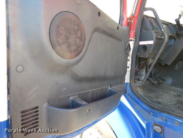 image for item IO9584 1999 Volvo VN  semi truck