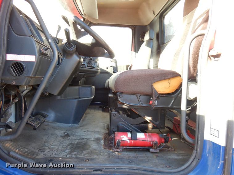 image for item IO9584 1999 Volvo VN  semi truck