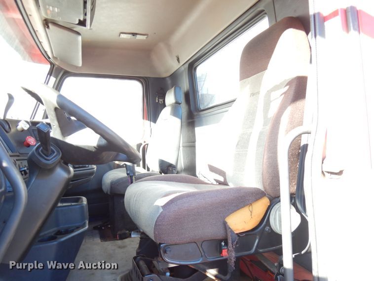 image for item IO9584 1999 Volvo VN  semi truck