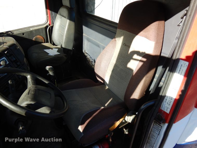 image for item IO9584 1999 Volvo VN  semi truck