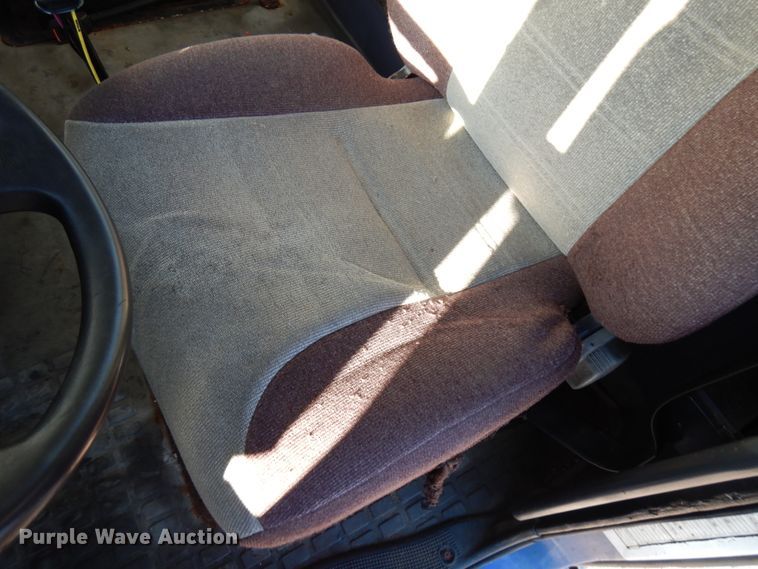 image for item IO9584 1999 Volvo VN  semi truck