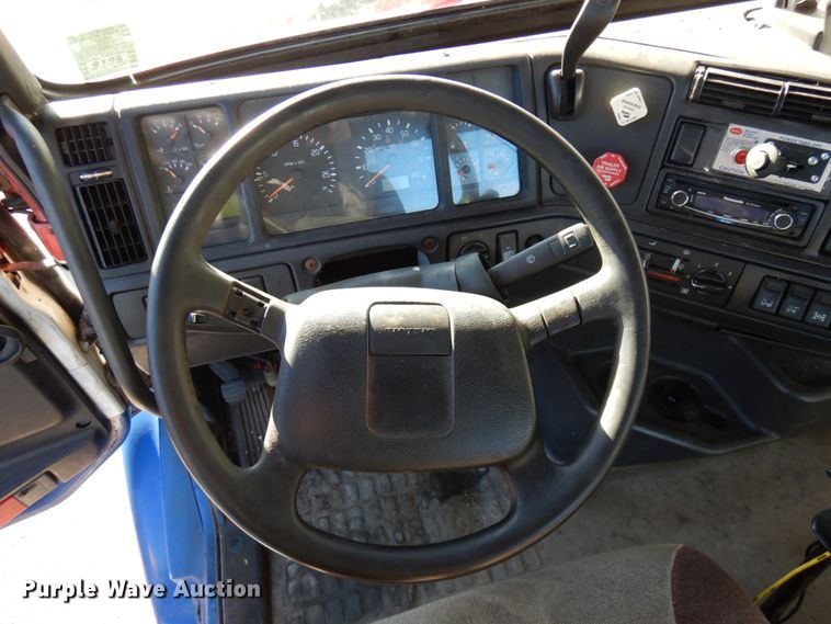 image for item IO9584 1999 Volvo VN  semi truck