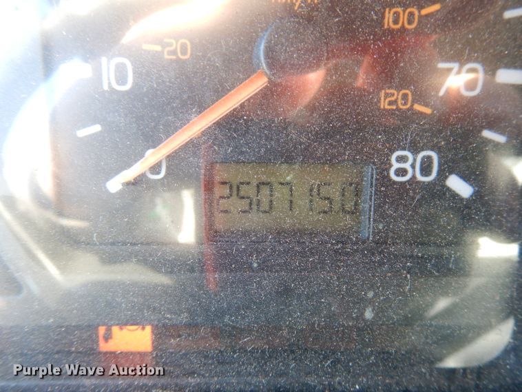 image for item IO9584 1999 Volvo VN  semi truck