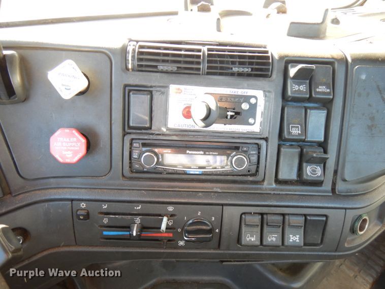 image for item IO9584 1999 Volvo VN  semi truck