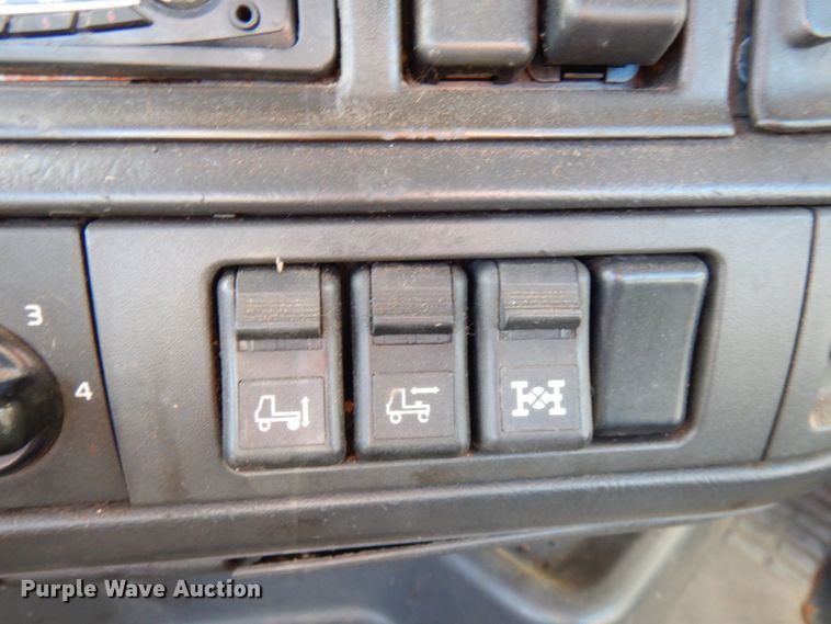 image for item IO9584 1999 Volvo VN  semi truck