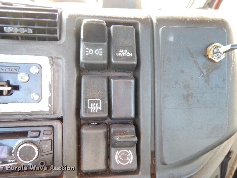 image for item IO9584 1999 Volvo VN  semi truck