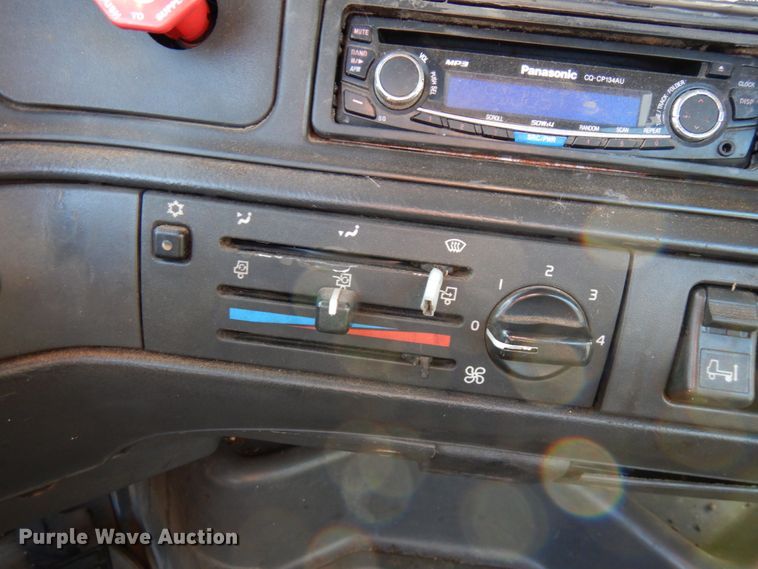 image for item IO9584 1999 Volvo VN  semi truck