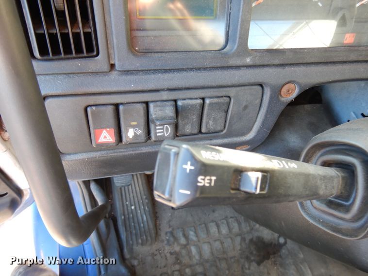 image for item IO9584 1999 Volvo VN  semi truck