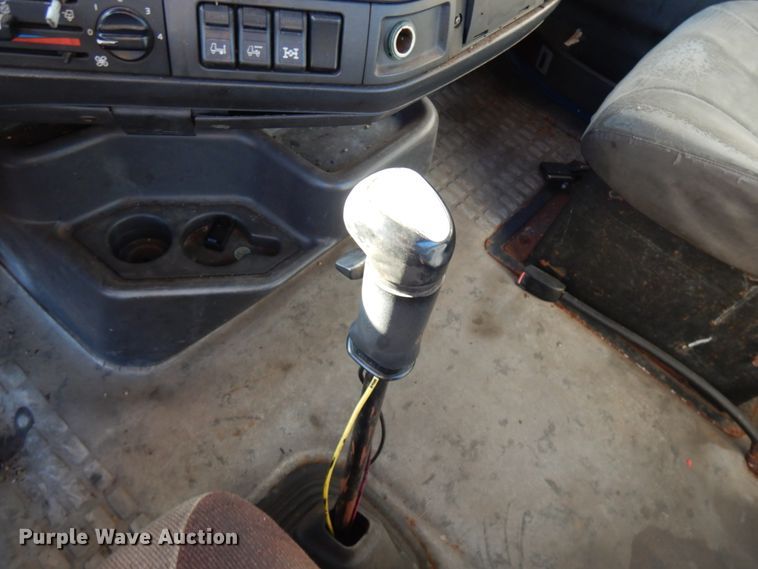 image for item IO9584 1999 Volvo VN  semi truck