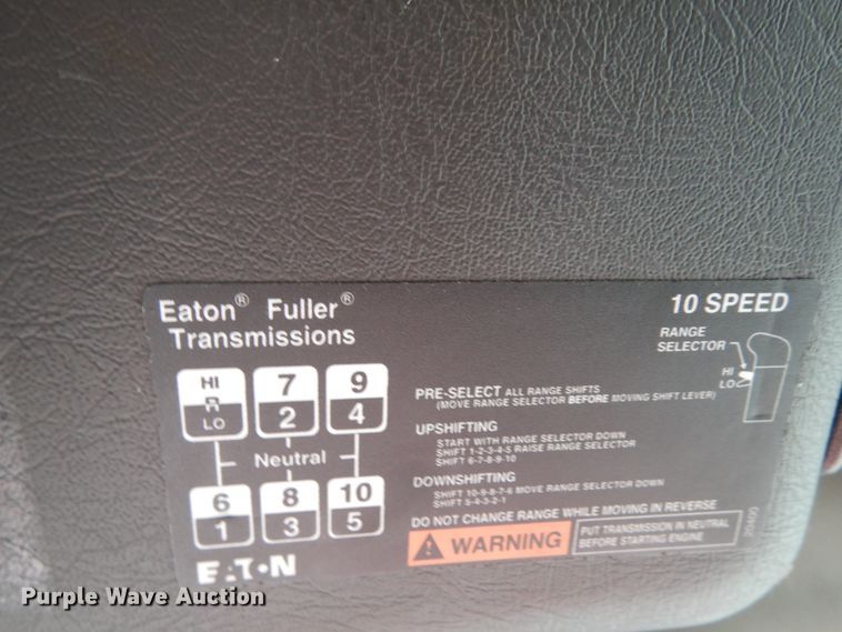 image for item IO9584 1999 Volvo VN  semi truck