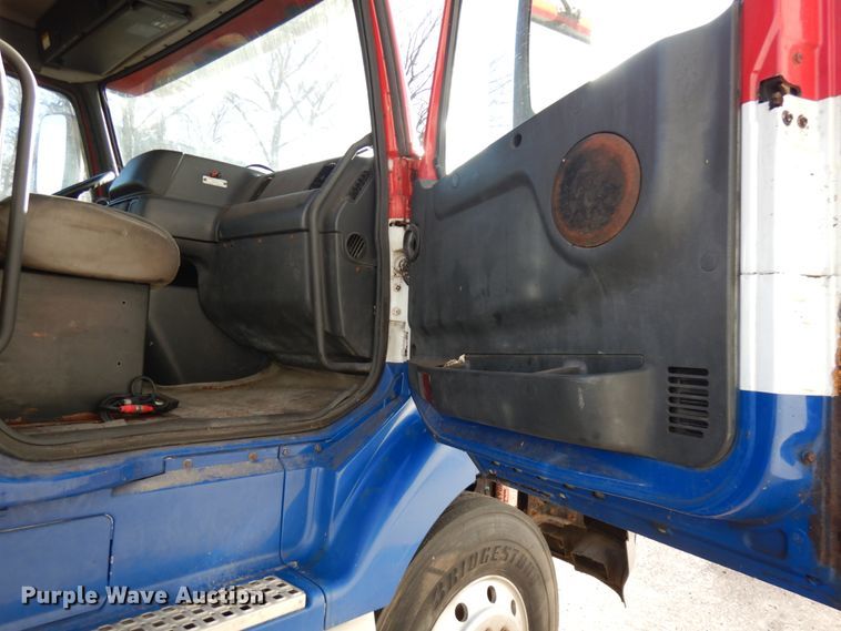 image for item IO9584 1999 Volvo VN  semi truck