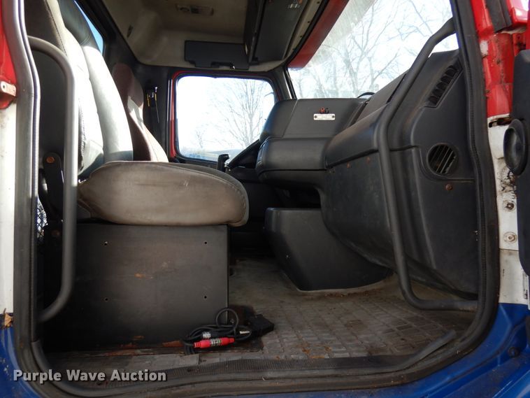 image for item IO9584 1999 Volvo VN  semi truck