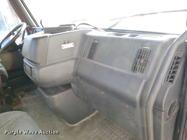 image for item IO9584 1999 Volvo VN  semi truck