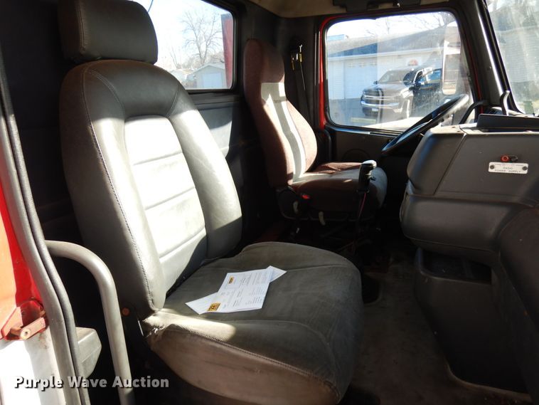 image for item IO9584 1999 Volvo VN  semi truck