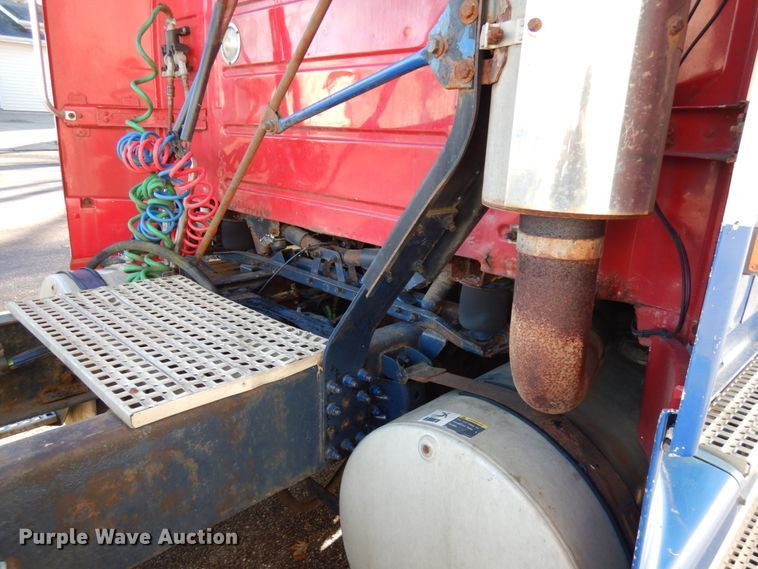 image for item IO9584 1999 Volvo VN  semi truck