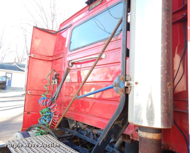 image for item IO9584 1999 Volvo VN  semi truck