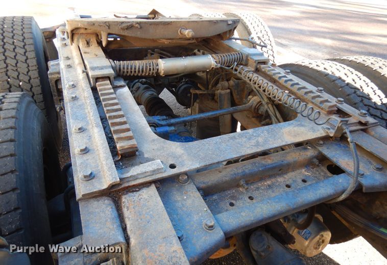 image for item IO9584 1999 Volvo VN  semi truck