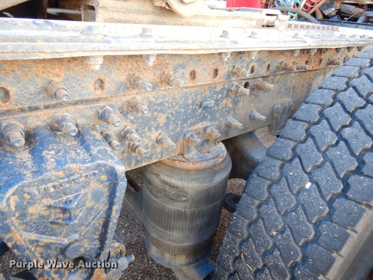 image for item IO9584 1999 Volvo VN  semi truck