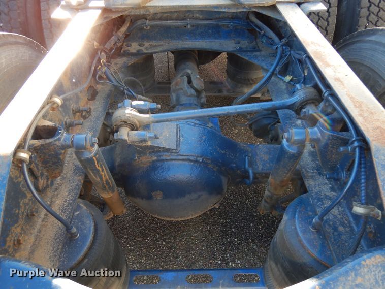 image for item IO9584 1999 Volvo VN  semi truck