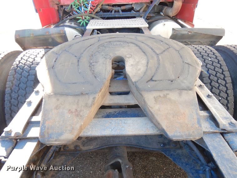 image for item IO9584 1999 Volvo VN  semi truck