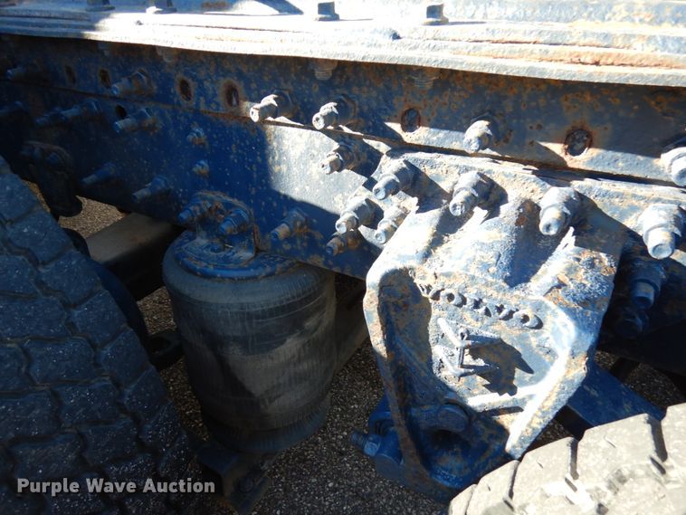 image for item IO9584 1999 Volvo VN  semi truck