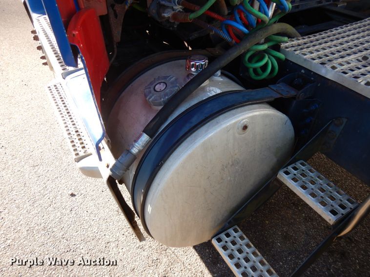 image for item IO9584 1999 Volvo VN  semi truck