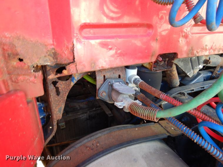 image for item IO9584 1999 Volvo VN  semi truck